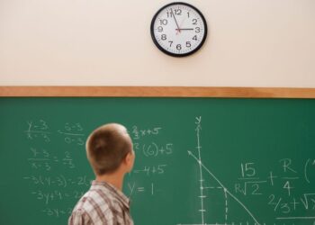 τάξη τμήμα ωράριο ρολόι σχολείο Student-watching-the-clock-in-class