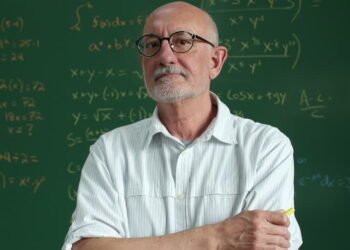 ηλικιωμένος εκπαιδευτικός καθηγητής δάσκαλος