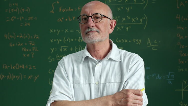 ηλικιωμένος εκπαιδευτικός καθηγητής δάσκαλος