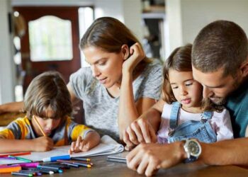 οικογένεια διάβασμα τηλεκπαίδευση familyvirtuallearning