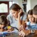 οικογένεια διάβασμα τηλεκπαίδευση familyvirtuallearning