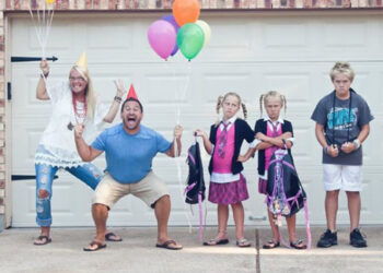 happy-parents γονείς back to school άνοιγμα σχολείων
