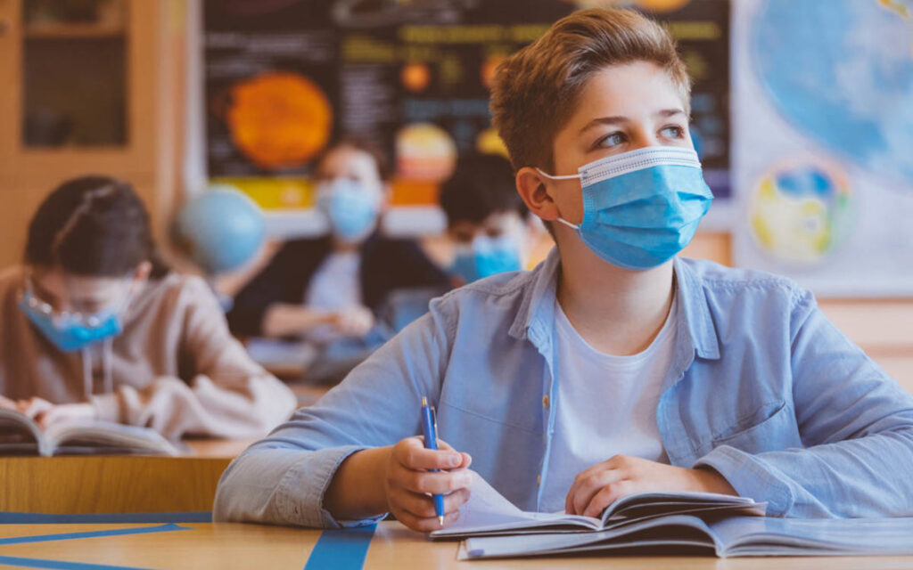 σχολείο μαθητές μάσκα μάσκες κορονοϊός High school boy student at school Face masks