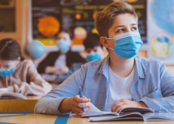 σχολείο μαθητές μάσκα μάσκες κορονοϊός High school boy student at school Face masks