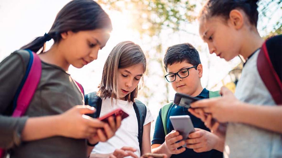 kidsoncellphones-παιδιά μαθητές κινητά