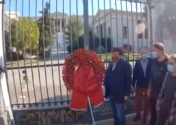Δεν άφησαν στην ΟΛΜΕ να καταθέσει στεφάνι στο Πολυτεχνείο (video)
