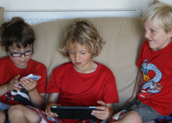 κινητά παιδιά μαθητές webex τηλεκπαίδευση