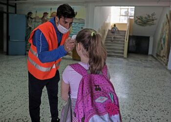 σχολεία κορονοϊός μαθητές θερμομέτρηση sxoleia-metra-koronoios