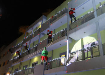 «Ιπτάμενοι» πυροσβέστες ντύθηκαν Άγιοι Βασίληδες και έδωσαν δώρα στα παιδιά της «Ελπίδας»