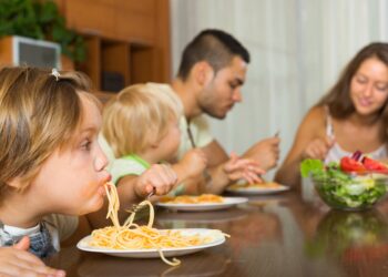 οικογένεια τραπεζαρία φαγητό τρώμε μακαρόνια διατροφή Family eating spaghetti