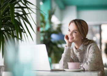 γυναίκα υπολογιστής λάπτοπ καφές