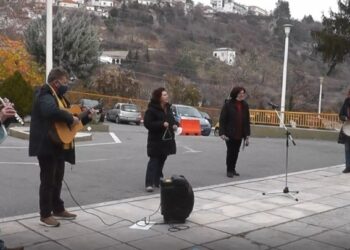 Εκπαιδευτικοί ψάλλουν τα κάλαντα σε γιατρούς και νοσηλευτές της Πέλλας