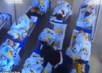 Νηπιαγωγός βασανίζει μικρό παιδί στο νηπιαγωγείο και το εξαναγκάζει να κοιμηθεί (Video)