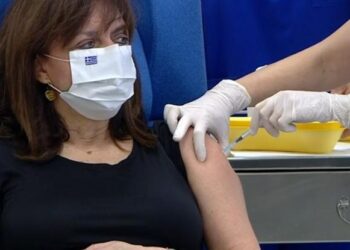 Κορωνοϊός: Εμβολιάστηκε η Πρόεδρος της Δημοκρατίας – Πρώτη μία νοσηλεύτρια στον Ευαγγελισμό (LIVE)