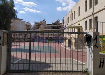 κλειστό σχολείο λουκέτο louketo sxoleio-porta