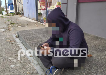 12χρονος έξω από μαγαζί για τηλεκπαίδευση (video)