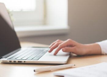 τηλεργασία δημόσιο υπάλληλος Laptop λαπτοπ tilergsia_klimakoto_orario_1