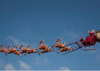 Παρακολουθήστε το ταξίδι του Άγιου Βασίλη να μοιράζει δώρα στα παιδιά όλου του κόσμου!