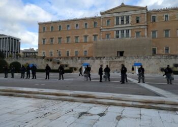 Συμβολική παράσταση διαμαρτυρίας εκπαιδευτικών στη Βουλή για τον προϋπολογισμό (φωτογραφικό υλικό)