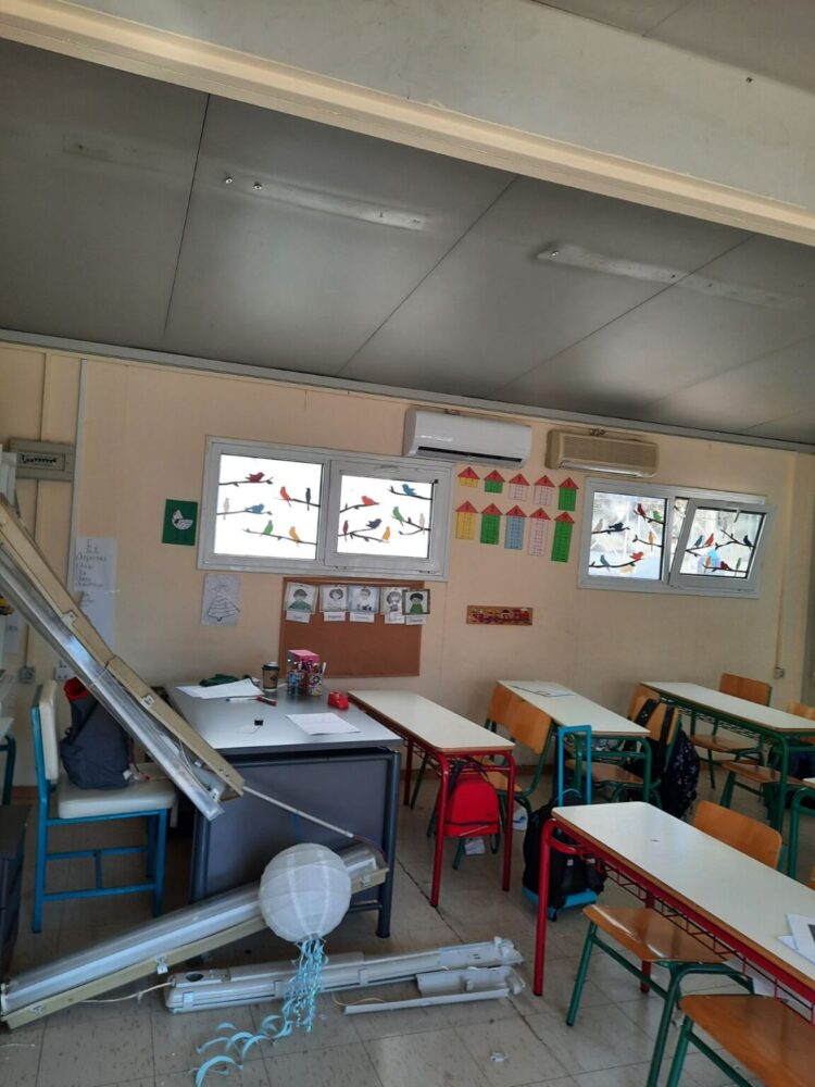 Έπεσαν λαμπτήρες από την οροφή την ώρα μαθήματος στο Δημοτικό Λυκόβρυσης