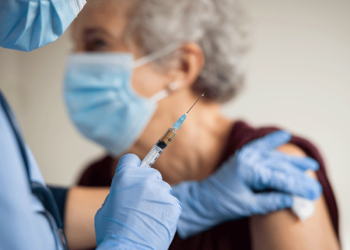 εμβολιασμός ηλικιωμένων κορονοιος covidElderly-vaccine