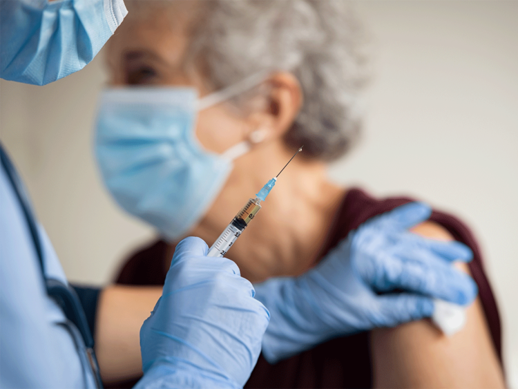 εμβολιασμός ηλικιωμένων κορονοιος covidElderly-vaccine