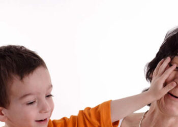 παιδί χτυπά γονείς