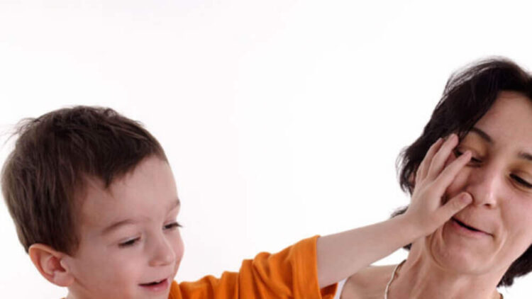 παιδί χτυπά γονείς