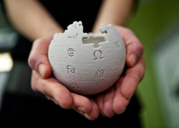 Wikipedia_mini_globe_handheld