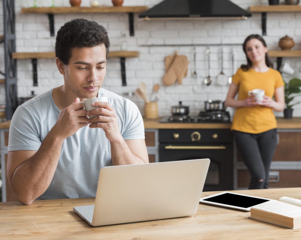 ζευγάρι σχέσεις τηλεργασία couple-learning-drinking-coffee