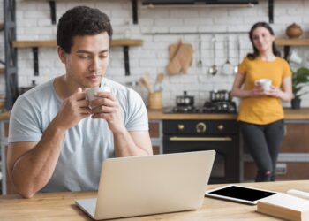 ζευγάρι σχέσεις τηλεργασία couple-learning-drinking-coffee