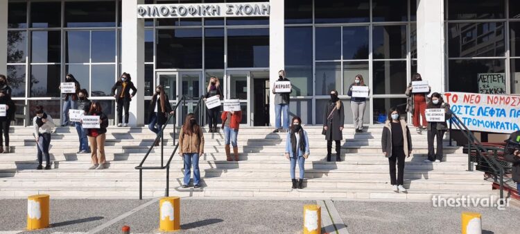 ΑΠΘ: Σιωπηρή διαμαρτυρία φοιτητριών για τις καταγγελίες σεξουαλικής κακοποίησης – “Σπάμε τη σιωπή” (pics, video)