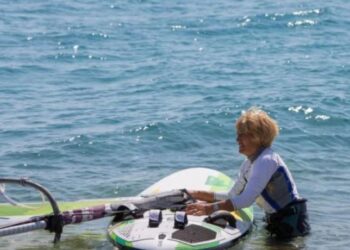 Στο βιβλίο Γκίνες 83χρονη Ελληνίδα σέρφερ!