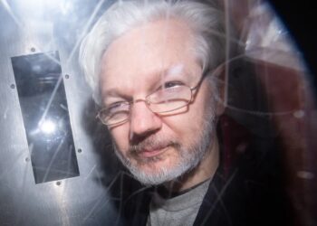 Ασάνζ julian-assange-wikileaks-whistleblower