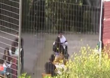 Έβγαλαν τα θρανία στο προαύλιο για να κάνουν μάθημα