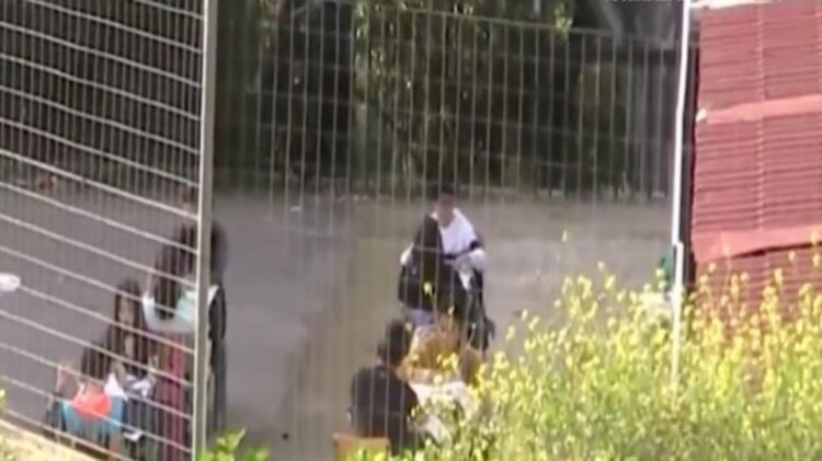 Έβγαλαν τα θρανία στο προαύλιο για να κάνουν μάθημα