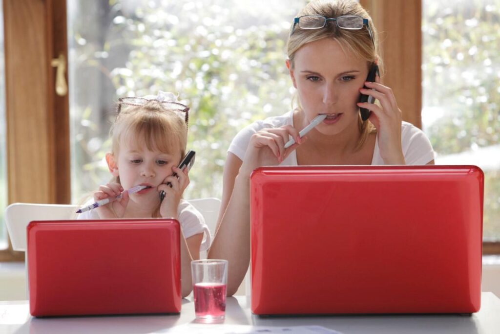 παιδί κόρη μαμά μητέρα εργαζόμενη μητέρα daughter copy mother working on laptop