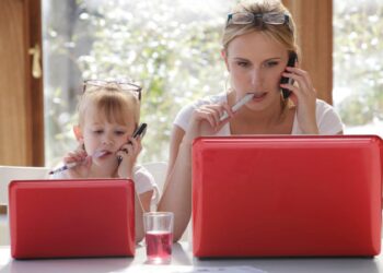 παιδί κόρη μαμά μητέρα εργαζόμενη μητέρα daughter copy mother working on laptop