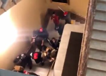 Πρωτόγνωρες εικόνες στις ΗΠΑ: Χάος στην Ουάσιγκτον – Οπαδοί του Τραμπ εισέβαλαν στο Καπιτώλιο (pics, video)