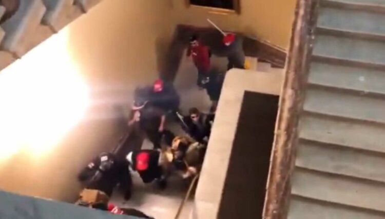 Πρωτόγνωρες εικόνες στις ΗΠΑ: Χάος στην Ουάσιγκτον – Οπαδοί του Τραμπ εισέβαλαν στο Καπιτώλιο (pics, video)