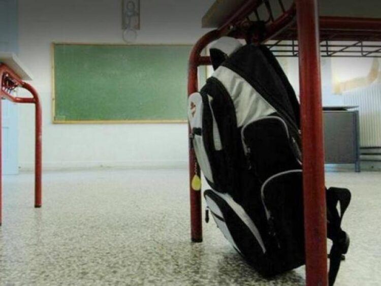 tsanta_τσάντα τάξη αίθουσα απουσία παρουσία μάθημα