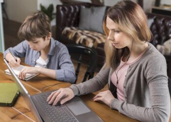 Η ζωγραφιά ενός 7χρονου αγοριού στην εργαζόμενη μαμά του ραγίζει καρδιές