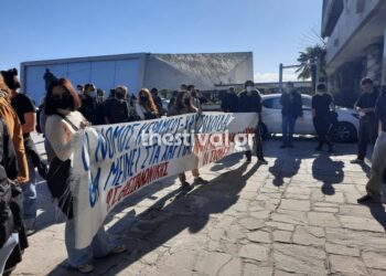 Συγκέντρωση φοιτητών έξω από την Πρυτανεία του ΑΠΘ – “Με ΜΑΤ και βία δε γίνεται παιδεία” (pics, video)