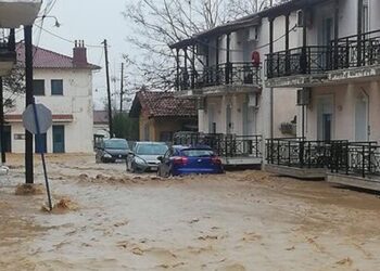 Απεγκλωβίστηκαν οι μαθητές – “Μέσα σε 10 λεπτά όλα μετατράπηκαν σε ποτάμι” (video)