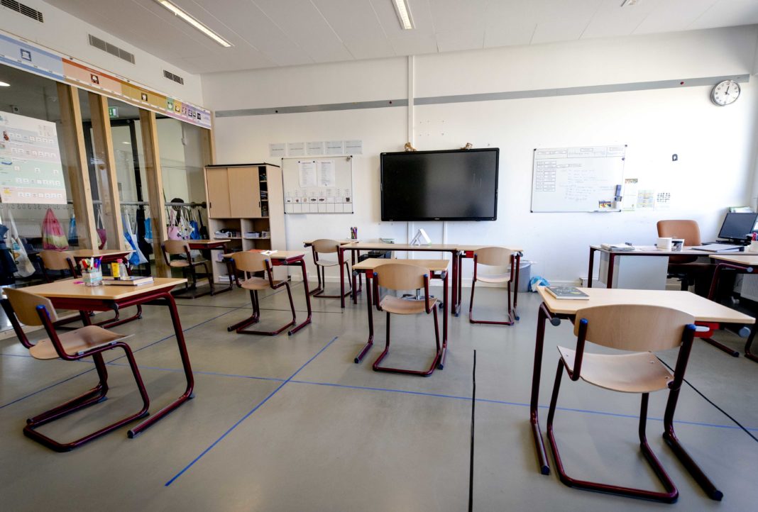 koronoios κορονοιος σχολείο αίθουσα τάξη τμήμα Ολλανδία εξωτερικό Nehterlands