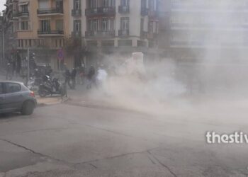 ΤΩΡΑ στη Θεσσαλονίκη: Επεισόδια στην πορεία των φοιτητών – Μολότοφ και χημικά – Τουλάχιστον μία προσαγωγή (pics, video)