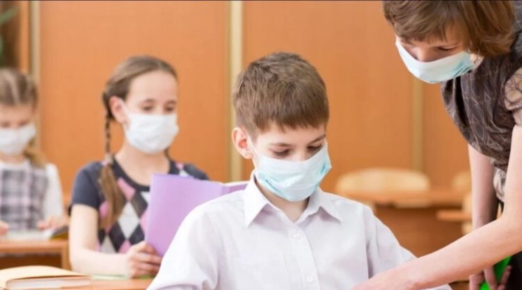 Γαλλία: Επιτρεπτές από σήμερα μόνο οι χειρουργικές μάσκες στα σχολεία για μαθητές και εκπαιδευτικούς!