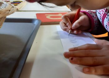 Σχιστό: Πώς κάνουν τηλεκπαίδευση χωρίς υπολογιστή και ίντερνετ