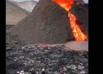 Ισλανδία: Παίζοντας βόλεϊ μπροστά σε ηφαίστειο που εκρήγνυται