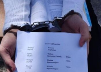 Μαθητές έβαλαν χειροπέδες για να διαμαρτυρηθούν για τη σύλληψη συμμαθητή τους (pics)